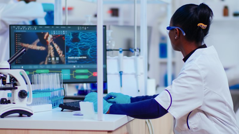 Chercheuse en laboratoire biomédical